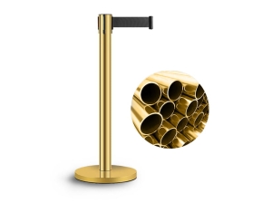 Słupek odgradzający zloty z czarną taśmą